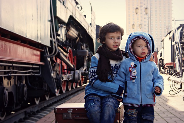 děti čekající na vlak